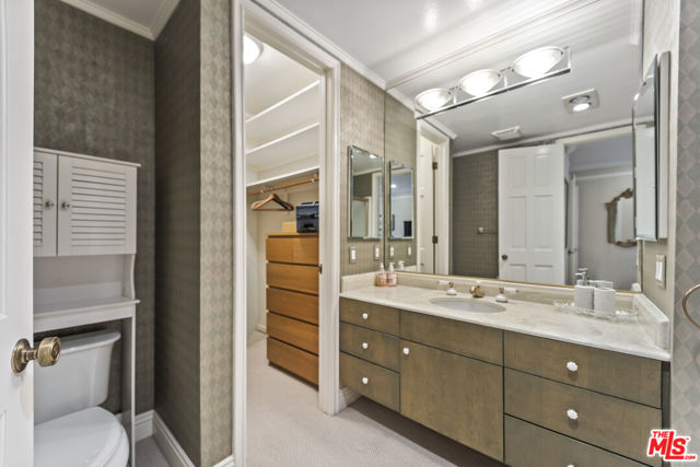 4752 Park Encino Lane, Encino CA: https://media.crmls.org/mediaz/1bf72fc7-d87b-4288-9b76-43ff4d578e85.jpg