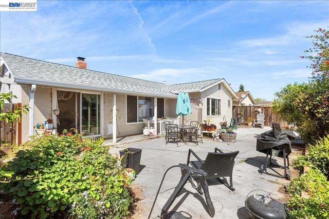 21330 Kahlert St, Castro Valley CA: https://media.crmls.org/mediaz/1bf7d333-4f31-4b27-bc79-1f741bf91e3b.jpg