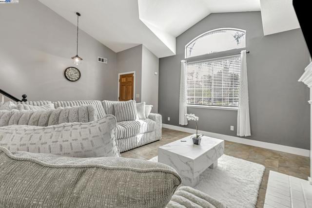 639 Eaker Ct, Antioch CA: https://media.crmls.org/mediaz/1bf845fa-2c2d-462c-8d4b-21a123e8f33b.jpg