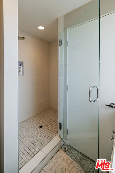 1246 1/2 Gordon Street, Los Angeles CA: https://media.crmls.org/mediaz/1bf8ea43-a9f0-44e8-9253-b3f6dc846113.jpg