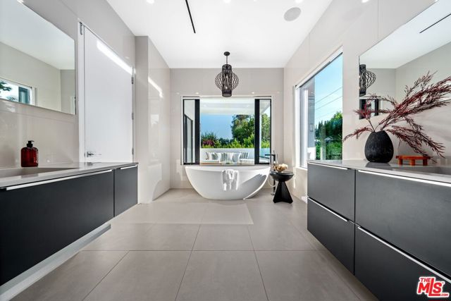 5 Bed Home for Sale in Los Angeles, California