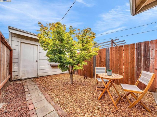 1811 3rd St, Alameda CA: https://media.crmls.org/mediaz/1bfb3131-a461-4b5e-bae1-9880ffa96c9e.jpg