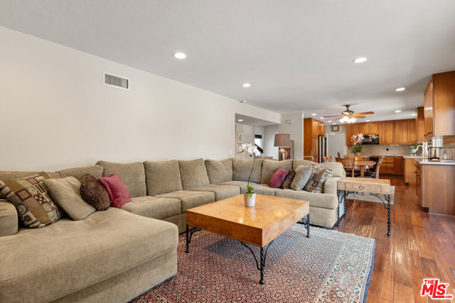 17992 Huntington Circle, Villa Park CA: https://media.crmls.org/mediaz/1bfb9bc4-191e-41d6-bdc2-272e9688c303.jpg