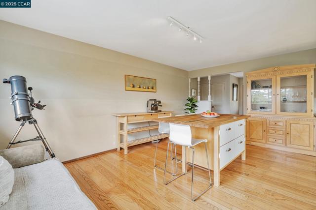 92 Gaywood Pl, Moraga CA: https://media.crmls.org/mediaz/1bfbb09f-0bae-4720-ace1-1bb9e3b1954b.jpg
