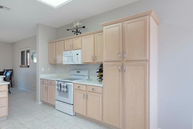 37417 Mojave Sage Street, Palm Desert CA: https://media.crmls.org/mediaz/1bfbceac-47a3-483d-b27e-20b1bbae43b8.jpg