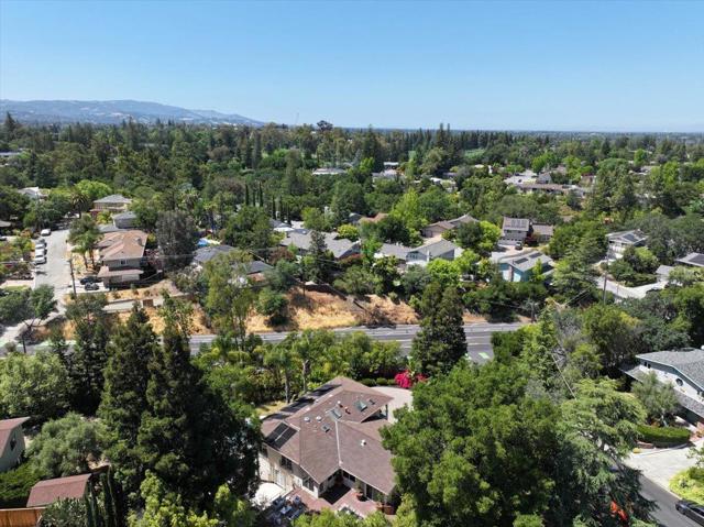 17274 Verdes Robles, Los Gatos CA: https://media.crmls.org/mediaz/1bfbf024-2378-4363-8518-ffb4197c93ea.jpg