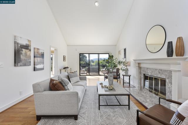 25 Watchwood Ct, Orinda CA: https://media.crmls.org/mediaz/1c004370-166b-4db6-8456-a5bbc4e58bf8.jpg