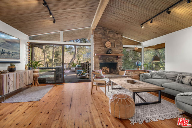 886 Camino Colibri, Calabasas CA: https://media.crmls.org/mediaz/1c009414-d365-4a01-a561-e58ffa0a15a9.jpg