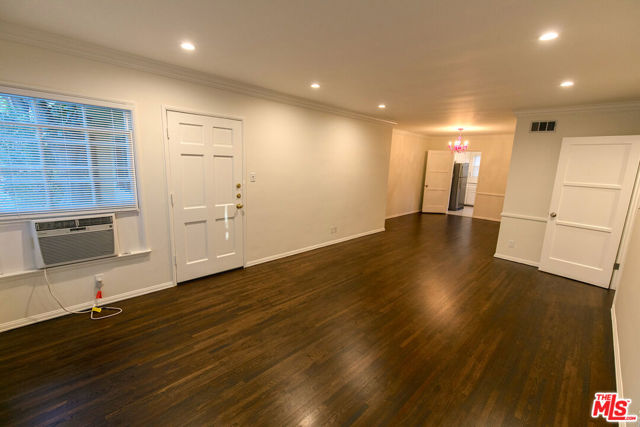 438 S Palm Drive, Beverly Hills CA: https://media.crmls.org/mediaz/1c0098cd-d494-4af6-8084-9523438c1792.jpg