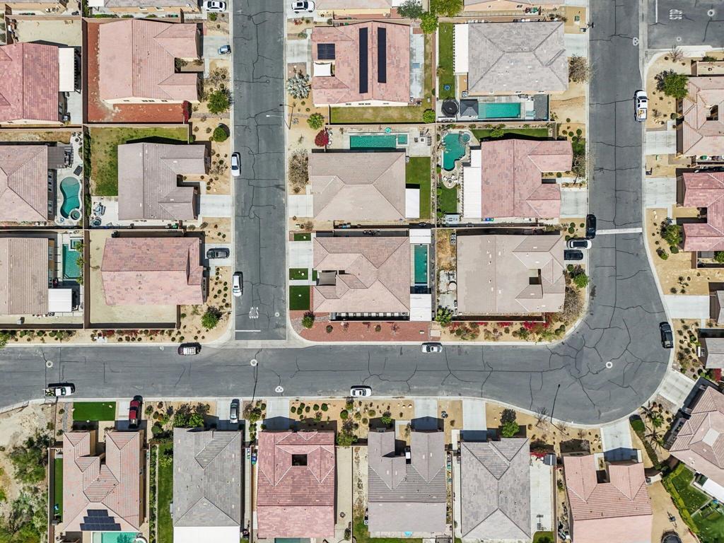 https://media.crmls.org/mediaz/1c0157dd-eaea-49d2-bc6d-c177cca6d8b5.jpg?preset=X-Large