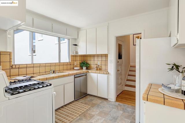 6753 Manor Crest, Oakland CA: https://media.crmls.org/mediaz/1c037d5f-4738-41ff-a205-80e2dbae8732.jpg
