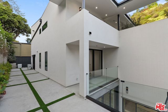 913 913 1/2 N Beverly Glen Boulevard, Bel Air CA: https://media.crmls.org/mediaz/1c0418d6-4625-4698-b936-0c641509803a.jpg