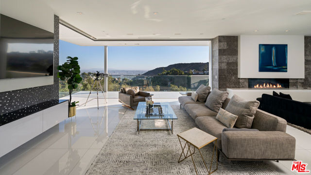 7080 W MULHOLLAND Drive, Los Angeles CA: https://media.crmls.org/mediaz/1c047a8c-1b14-4bda-8efc-43f396afa6ec.jpg