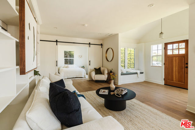 2709 S Harcourt Avenue, Los Angeles CA: https://media.crmls.org/mediaz/1c04a771-30b8-4cce-894c-c8e6e68e154d.jpg