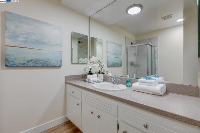 1001 Shoreline Dr, Alameda CA: https://media.crmls.org/mediaz/1c04a977-335e-47a5-8393-4c429f7aa4f3.jpg
