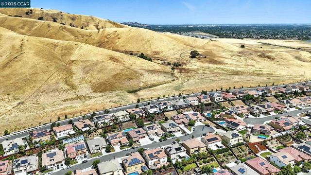 2433 Sanders Ln, Fairfield CA: https://media.crmls.org/mediaz/1c053803-17a2-4b98-82cf-7e8e1817b802.jpg