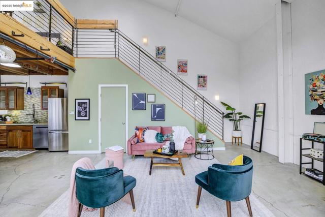 1695 15Th St, Oakland CA: https://media.crmls.org/mediaz/1c05a7b7-e5f0-4c41-b2ef-ab03b89a24a2.jpg
