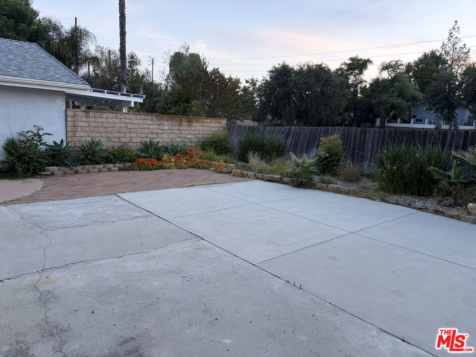 https://media.crmls.org/mediaz/1c0690b0-89f0-40fa-b10a-8770f8f2edc7.jpg?preset=X-Large