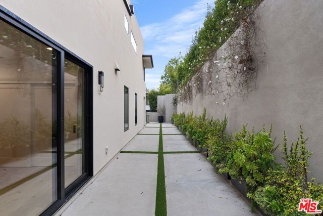 913 913 1/2 N Beverly Glen Boulevard, Bel Air CA: https://media.crmls.org/mediaz/1c06d532-d64d-4145-8302-08a543b62f1c.jpg