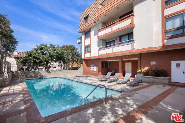 8828 Pershing Drive, Playa del Rey CA: https://media.crmls.org/mediaz/1c07a360-979e-4999-badb-e0061aae546b.jpg