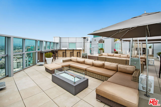 13700 Marina Pointe Drive, Marina del Rey CA: https://media.crmls.org/mediaz/1c08138e-b91f-4e32-99bd-3adfdb095c30.jpg
