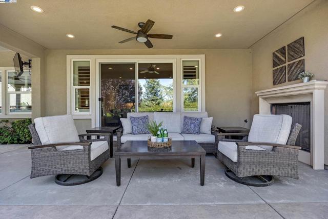 3838 Santa Fe Lane, Tracy CA: https://media.crmls.org/mediaz/1c08750a-3486-437c-9d5f-0cc77cf2b86b.jpg