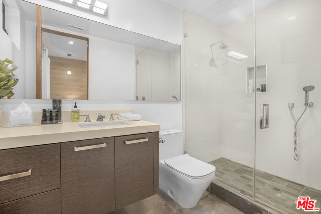 5304 Louise Avenue, Encino CA: https://media.crmls.org/mediaz/1c09f0e1-ea51-41d1-be39-c1b1f2bb57b9.jpg