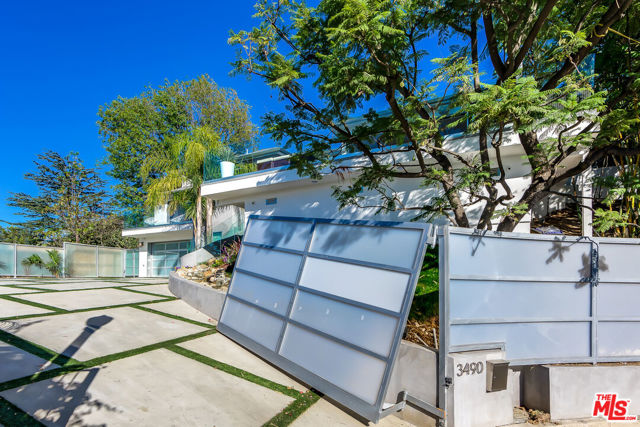 3490 Wonder View Place, Los Angeles CA: https://media.crmls.org/mediaz/1c0ab772-d3a3-4d80-81c9-5c806ba69ec0.jpg