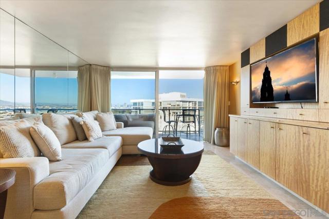 1830 Avenida Del Mundo, Coronado CA: https://media.crmls.org/mediaz/1c0b7af7-3727-44c9-964d-32754064d94c.jpg