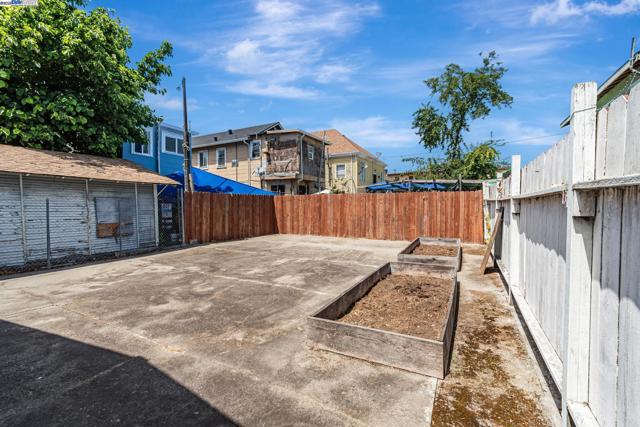 2538 E 16Th St, Oakland CA: https://media.crmls.org/mediaz/1c0d76a6-a048-4d56-a7e3-e98ec440be36.jpg