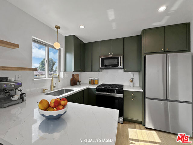 5810 S Halm Avenue, Los Angeles CA: https://media.crmls.org/mediaz/1c0eb918-3d80-4de0-bd43-5a2cdd0cc44c.jpg