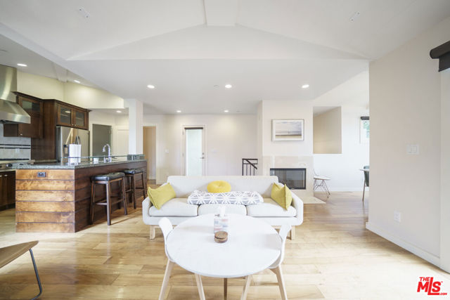 642 Hermosa Avenue, Hermosa Beach CA: https://media.crmls.org/mediaz/1c0fdc0e-9fa2-46a5-a507-05abf043952a.jpg