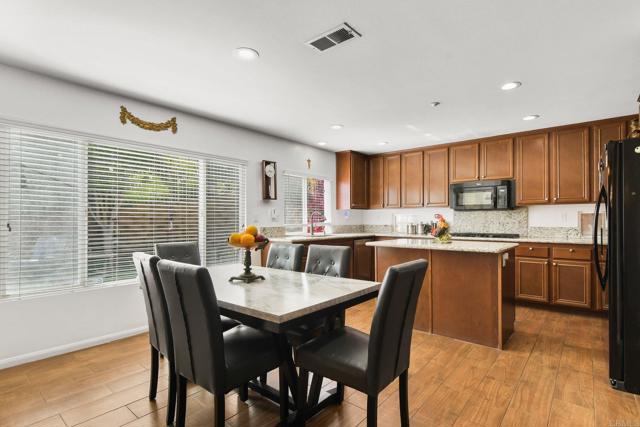 Detail Gallery Image 9 of 35 For 10496 Celestial Waters Dr, Spring Valley,  CA 91977 - 4 Beds | 3 Baths