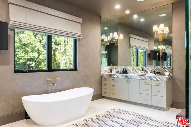 5084 Valjean Avenue, Encino CA: https://media.crmls.org/mediaz/1c107ca7-e5f9-4d79-b8e6-7779cd27451f.jpg