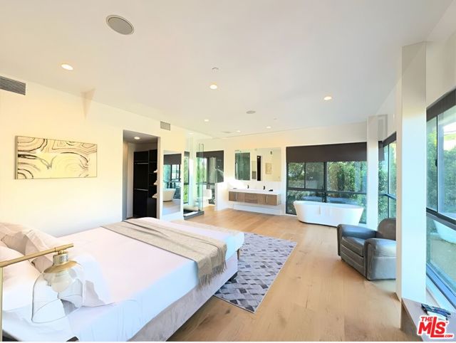 2746 Rinconia Drive, Los Angeles CA: https://media.crmls.org/mediaz/1c1140fe-e126-4902-a4ba-4cd9ee48e6b5.jpg