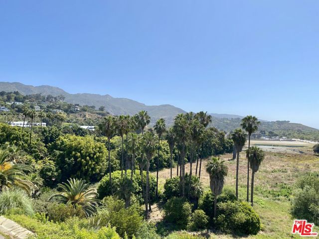 23901 Civic Center Way, Malibu CA: https://media.crmls.org/mediaz/1c117c4f-3e0f-4cf7-979a-6ba925c08de7.jpg