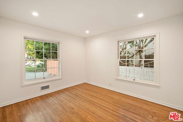440 24th Street, Santa Monica CA: https://media.crmls.org/mediaz/1c1203f7-8a4a-4923-97ed-a26452a7af5a.jpg