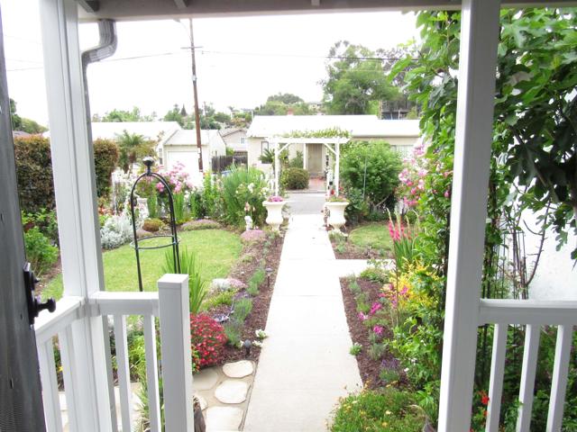 4533 Olive Avenue, La Mesa CA: https://media.crmls.org/mediaz/1c12aaf1-d4fe-4e4e-b903-70a4ee5d5072.jpg