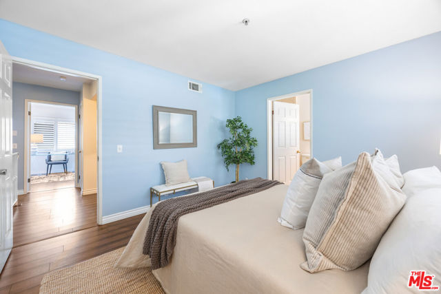 14365 Foothill Boulevard, Sylmar CA: https://media.crmls.org/mediaz/1c139f6c-400e-4a3e-a8bc-9584d2dc94b0.jpg