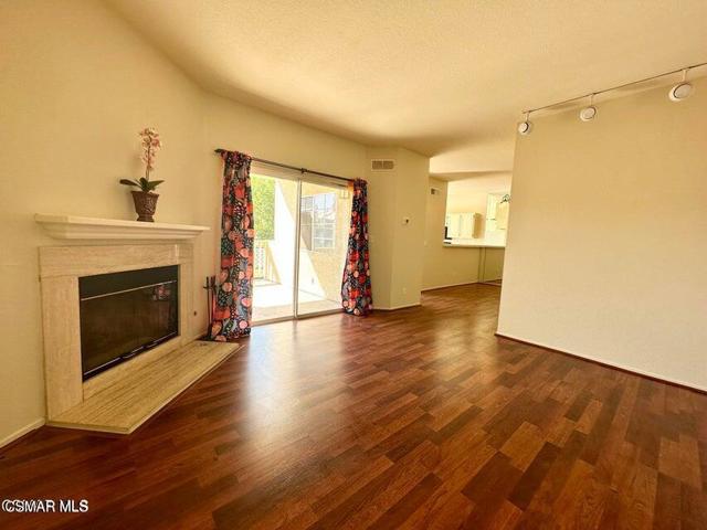 672 Indian Oak Lane, Oak Park CA: https://media.crmls.org/mediaz/1c13d1d2-c63d-4c09-96e9-1e183ec54095.jpg