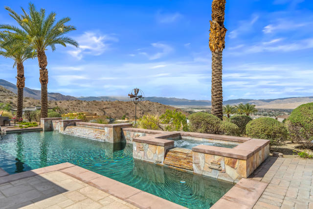 31 Hillcrest Drive, Rancho Mirage CA: https://media.crmls.org/mediaz/1c13dd65-5a48-4d86-95ce-6b04e6df071d.jpg