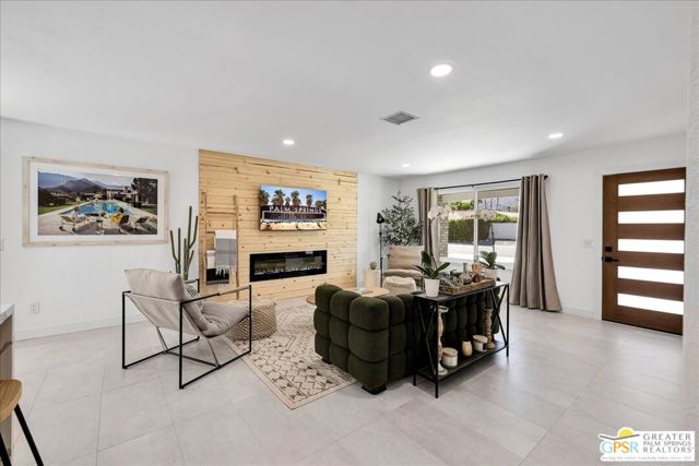 2092 N San Antonio Road, Palm Springs CA: https://media.crmls.org/mediaz/1c14370b-a63c-49cc-9d63-fe26cae8e868.jpg
