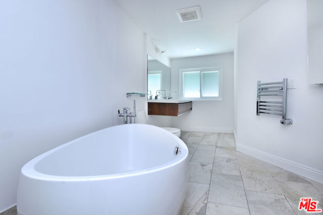 14892 Jadestone Drive, Sherman Oaks CA: https://media.crmls.org/mediaz/1c153ace-4d5a-4b6c-ba19-552572c2debf.jpg