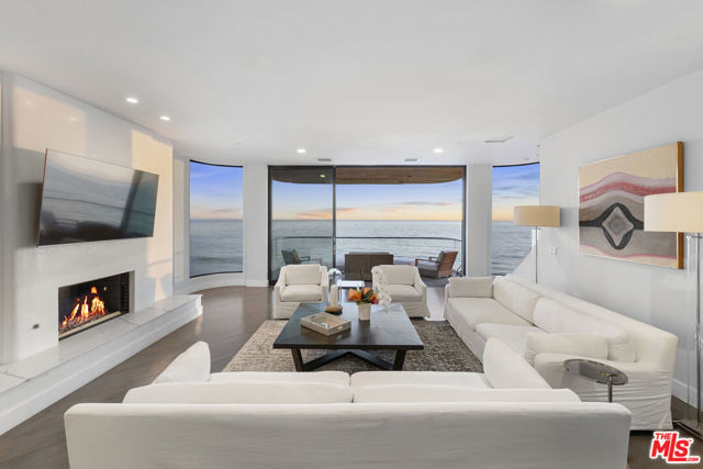 18860 Pacific Coast Highway, Malibu CA: https://media.crmls.org/mediaz/1c155b16-4cf7-404c-abc2-d0ee39bf077a.jpg