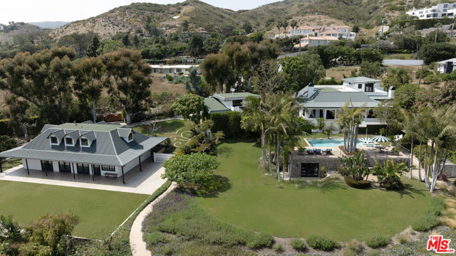 26799 Pacific Coast Highway, Malibu CA: https://media.crmls.org/mediaz/1c1622e0-e480-47e2-86c7-3060ddbd5d07.jpg