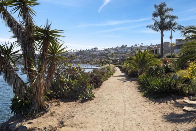 1021 Scott Street, San Diego CA: https://media.crmls.org/mediaz/1c164184-1eb8-42f9-96f3-6732239d5948.jpg