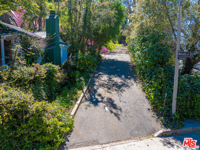 1418 Lindacrest Drive, Beverly Hills CA: https://media.crmls.org/mediaz/1c169087-9bc5-4619-aea0-349b402046ae.jpg