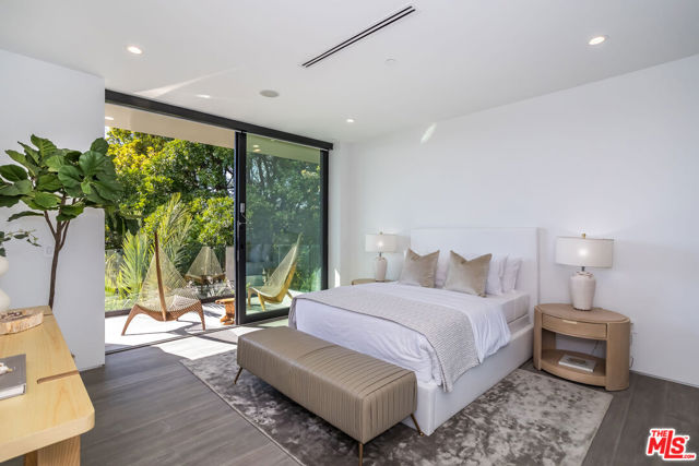 9406 Lloydcrest Drive, Beverly Hills CA: https://media.crmls.org/mediaz/1c169b95-3262-4646-beea-5b8a2d8f091a.jpg