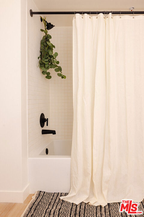 https://media.crmls.org/mediaz/1c16ee5c-d0ac-4008-8d5f-0f06ae2e6b87.jpg?preset=X-Large