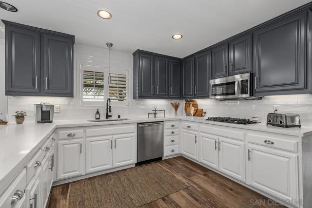 1712 Horizon Heights Cir, El Cajon CA: https://media.crmls.org/mediaz/1c174ae7-0d77-4f2c-a30a-bad3548a1302.jpg